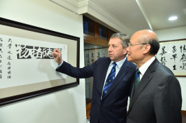 From left: Professor C F Lee (Deputy Chairmen, HKU Foundation), Professor Rosie Young (Chairman, HKU Foundation), Dr Ambrose So (Director, HKU Foundation), Professor Peter Mathieson (President and Vice-Chancellor, HKU), Dr Patrick Poon (Deputy Chairmen, HKU Foundation) & Professor SP Chow (Vice-President and Pro-Vice-Chancellor, HKU) officiate the opening ceremony of the exhibition