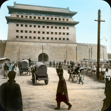 Traffic at the Zhenyangmen (Qianmen) gatehouse
Dezső Bozóky
Beijing  1908
©Ferenc Hopp Museum of Asiatic Arts, Budapest 2020