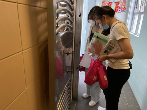 Students visit singleton elderly and present care package with moon cake and masks
 