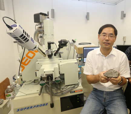 Professor Guochun ZHAO working in the laboratory of HKU
 