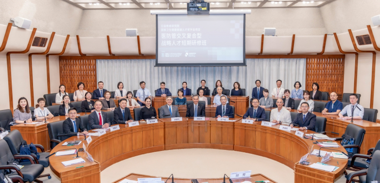 Under the auspices of the National Health Commission (NHC), the inaugural ‘Interdisciplinary and Composite Talents in Medicine, Disease Prevention and Control, and Management Training Programme’, organised by the School of Public Health, HKUMed, concluded successfully after three weeks of intensive training. This initiative was made possible through a generous donation from the Institute of Philanthropy Medical and Health Scholarship-cum-Fellowship for Top Talent in the Mainland.
 