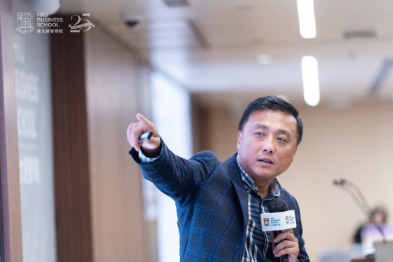 Professor Qifeng LIU, Adjunct Professor of the Hong Kong University of Science and Technology, Founding EVP of the Hong Kong Society of Artificial Intelligence and Robotics, and Founder of Wiener Intelligence, delivers a keynote speech.